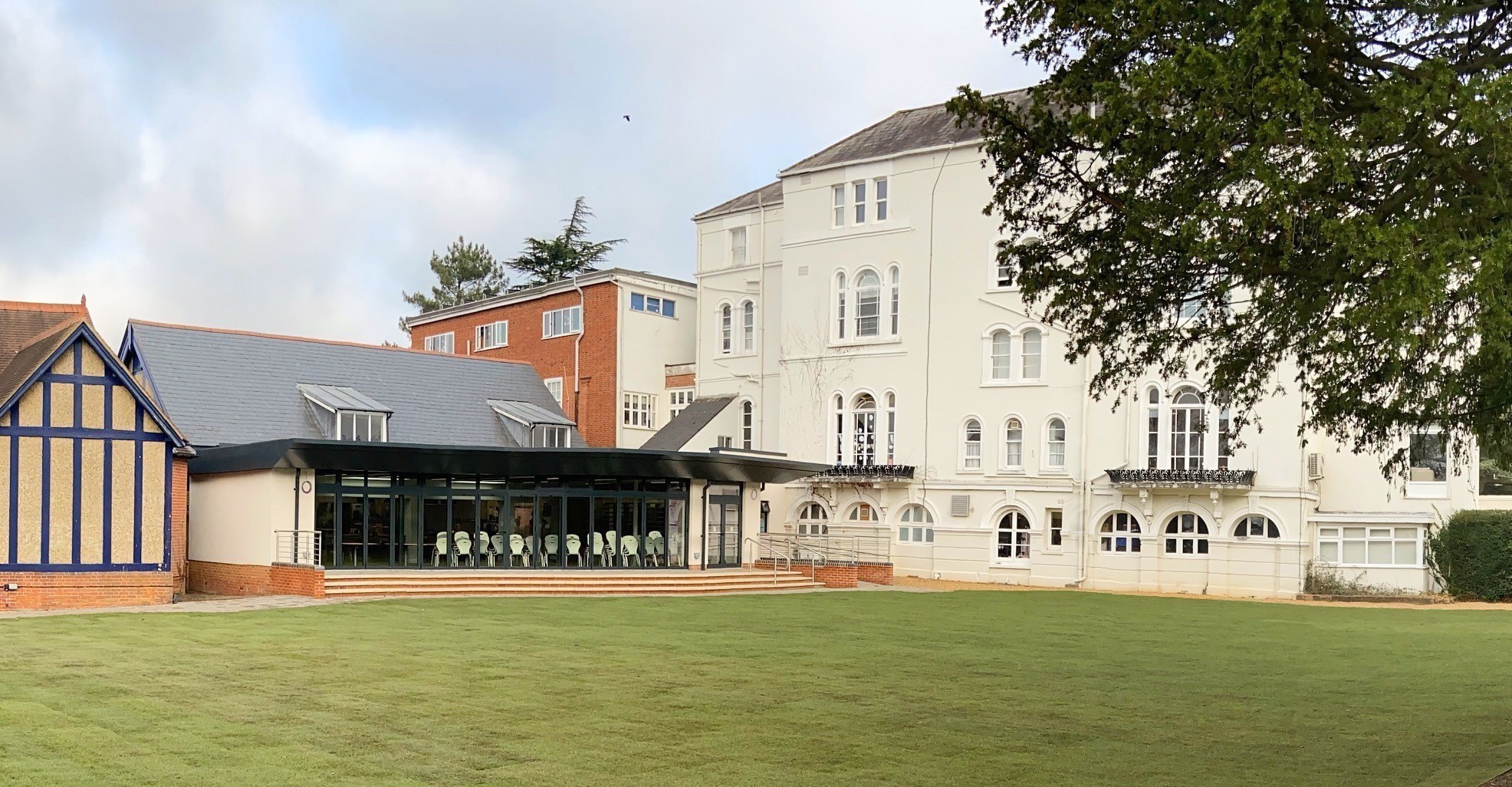 Lambrook School: Αυτό είναι το θρυλικό σχολείο “κλειστό club” όπου φοιτά το αύριο της βρετανικής βασιλικής οικογένειας