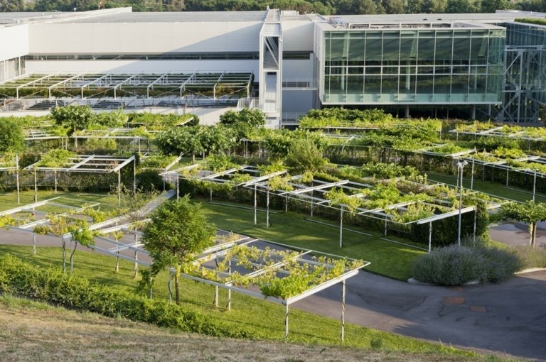 Το νέο εργοστάσιο της Prada είναι ένα πράσινο έργο Τέχνης στην καρδιά της Τοσκάνης