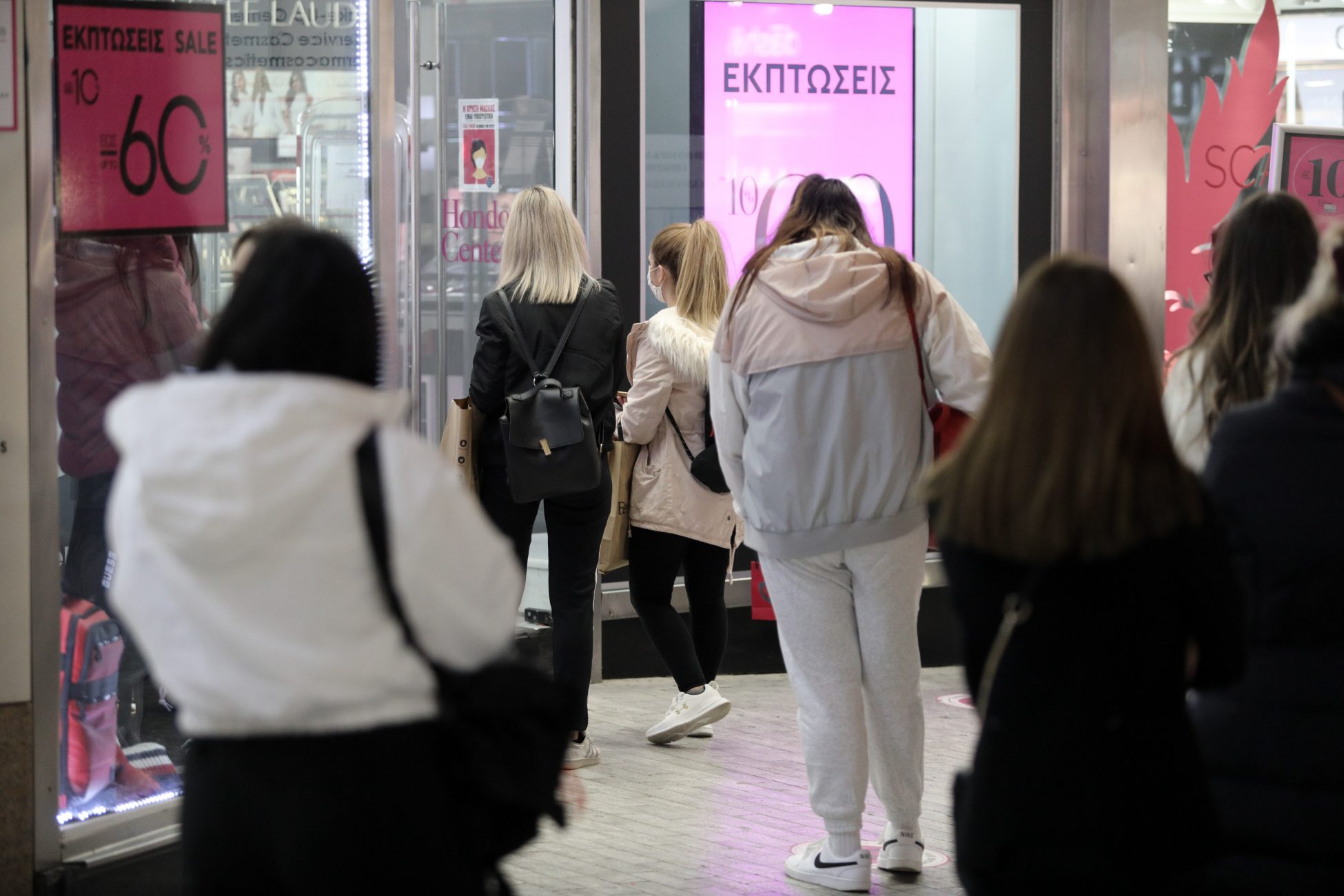 Πρεμιέρα εκπτώσεων με στόχο τα €5,5 δισ.