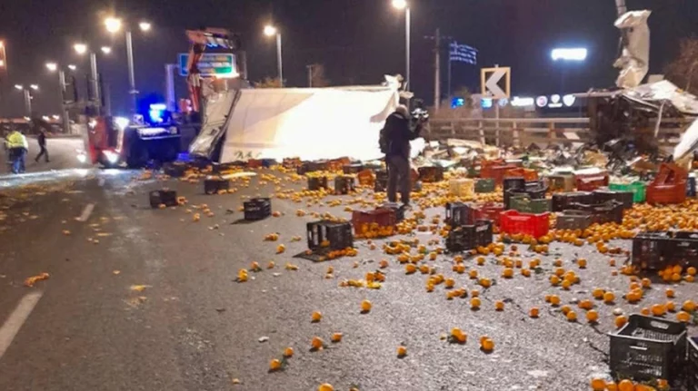 Ανατροπή νταλίκας στον Κηφισό – Προβλήματα στην κυκλοφορία