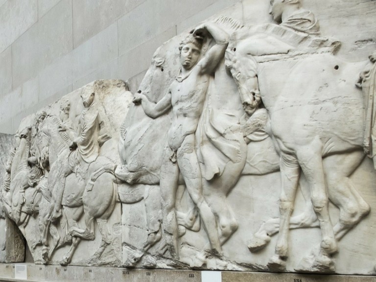 Γλυπτά του Παρθενώνα: Πού στοχεύει η «καταιγίδα» από τα βρετανικά δημοσιεύματα