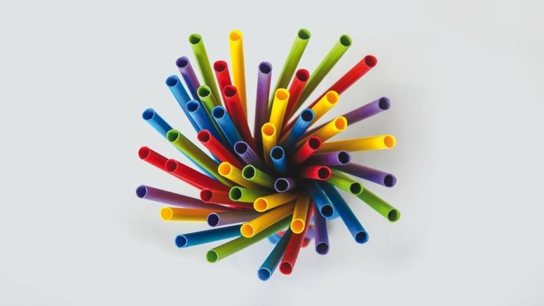 Χάρτινα καλαμάκια: Ο καθηγητής Θωμαΐδης απαντά για το εάν κινδυνεύουμε (vid)