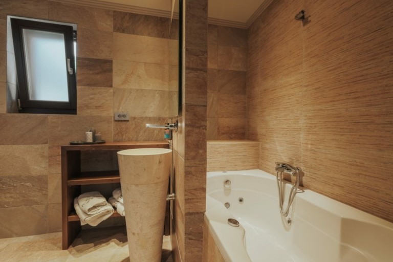 Δωμάτιο με Θέα: Η Master Suite του Rouista Tzoumerka Resort