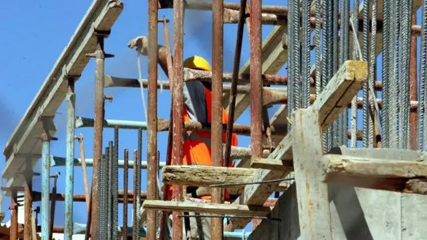 Ψάχνουν, αλλά δεν βρίσκουν: Λείπουν 280.000 εργαζόμενοι από τις οικοδομές