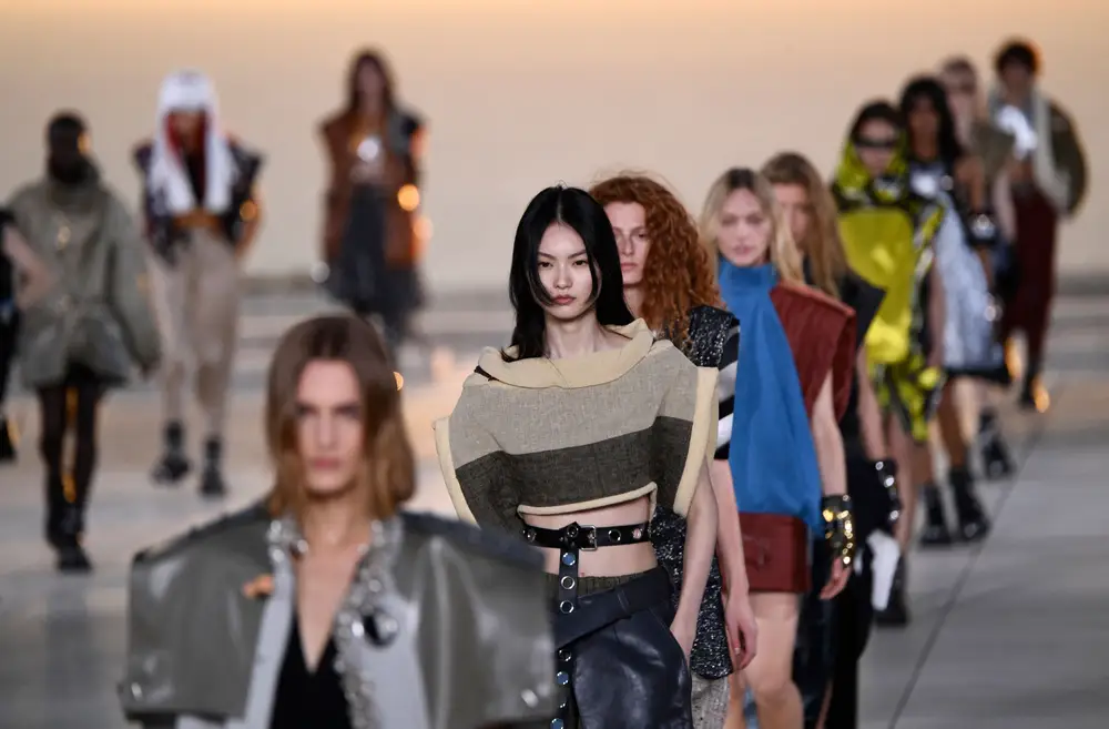 Από την Dior μέχρι τα H&M: Οι πολυτιμότερες μάρκες ρούχων στον πλανήτη – Πόσα αξίζουν