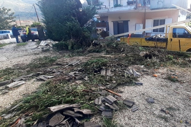 Παραμυθιά: Σοβαρές ζημιές σε 40 σπίτια από τον ανεμοστρόβιλο – Προβλήματα στην ηλεκτροδότηση (upd)