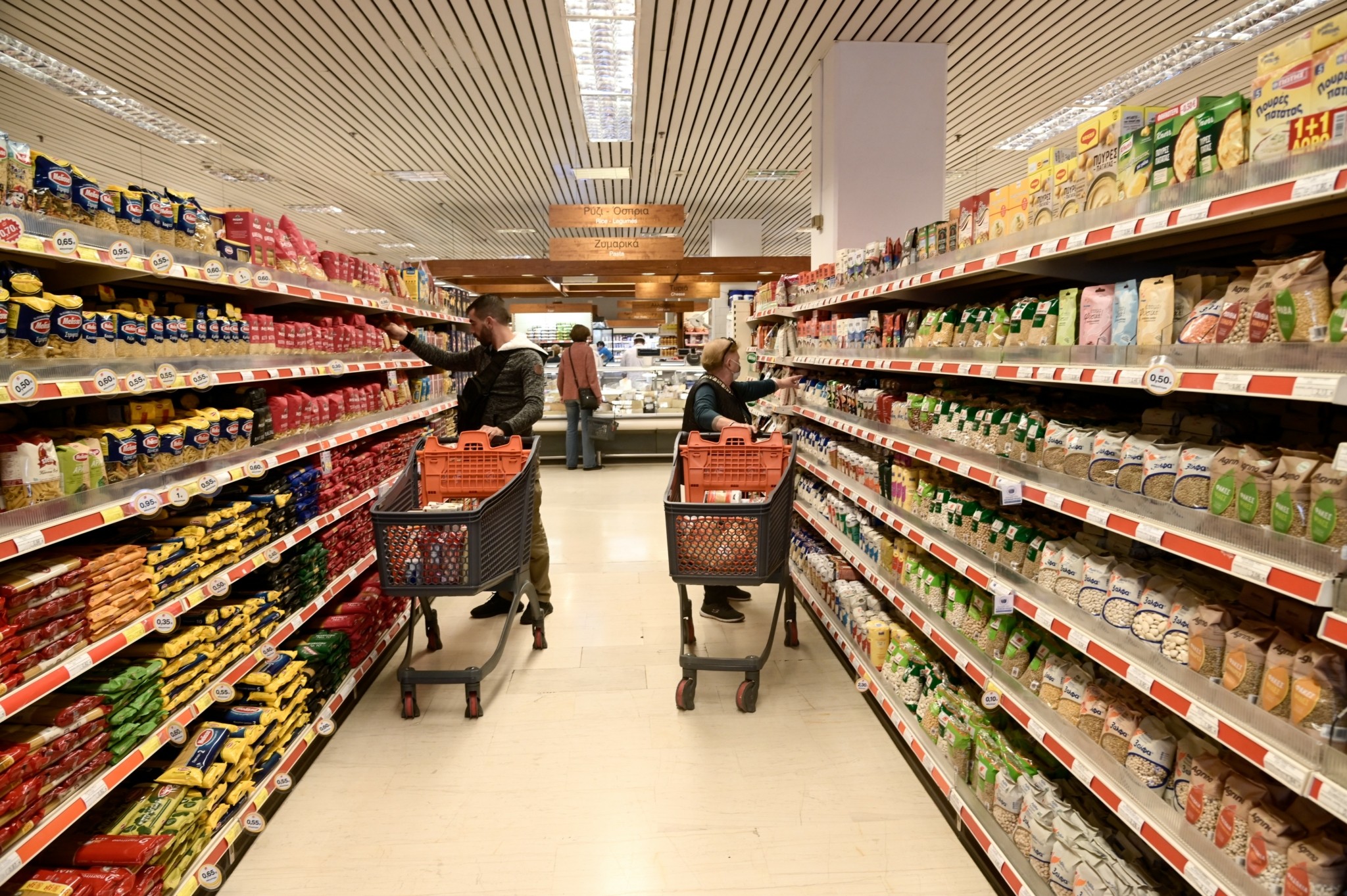 Σούπερ μάρκετ: Από σήμερα στα ράφια η σήμανση για τα προϊόντα με έκπτωση 5% για έξι μήνες