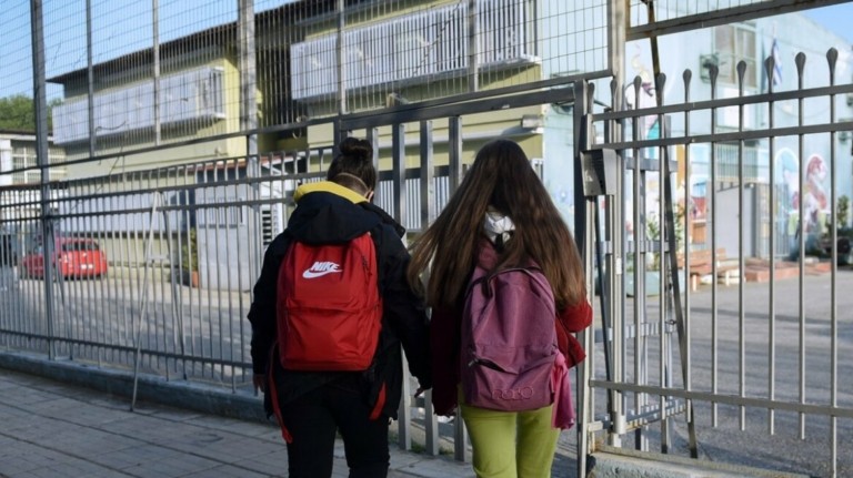 Ανησυχία των ειδικών για σαρωτικό συνδυασμό ιώσεων, γρίπης και Covid-19 με το άνοιγμα των σχολείων