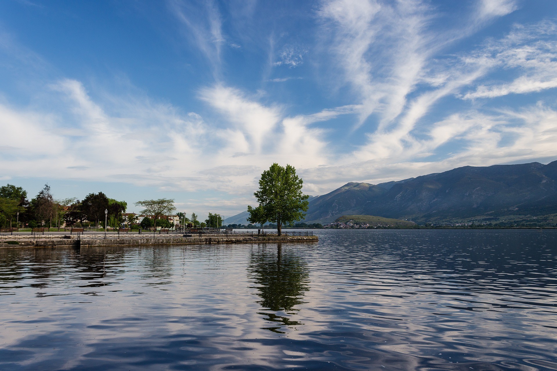 Booking: Ποια περιοχή στην Ελλάδα αναδείχθηκε 2η πιο φιλόξενη στον κόσμο (λίστα)