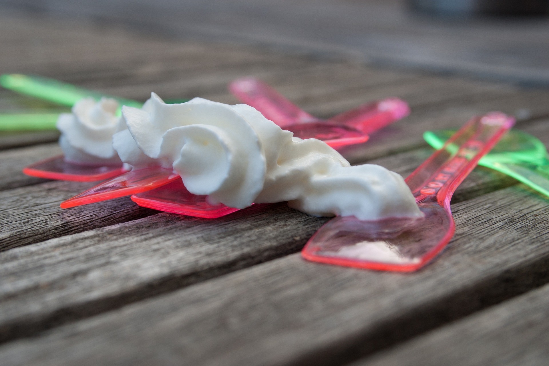 Σε ποια χώρα σταματούν τα πιάτα και τα μαχαιροπήρουνα μίας χρήσης