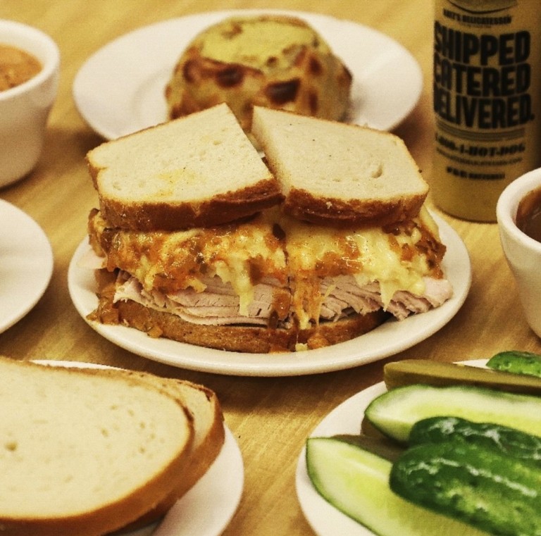 Katz’s: 3 ώρες στο θρυλικό ντελικατέσεν της Νέας Υόρκης όπου κάνουν ουρά για το διάσημο παστράμι