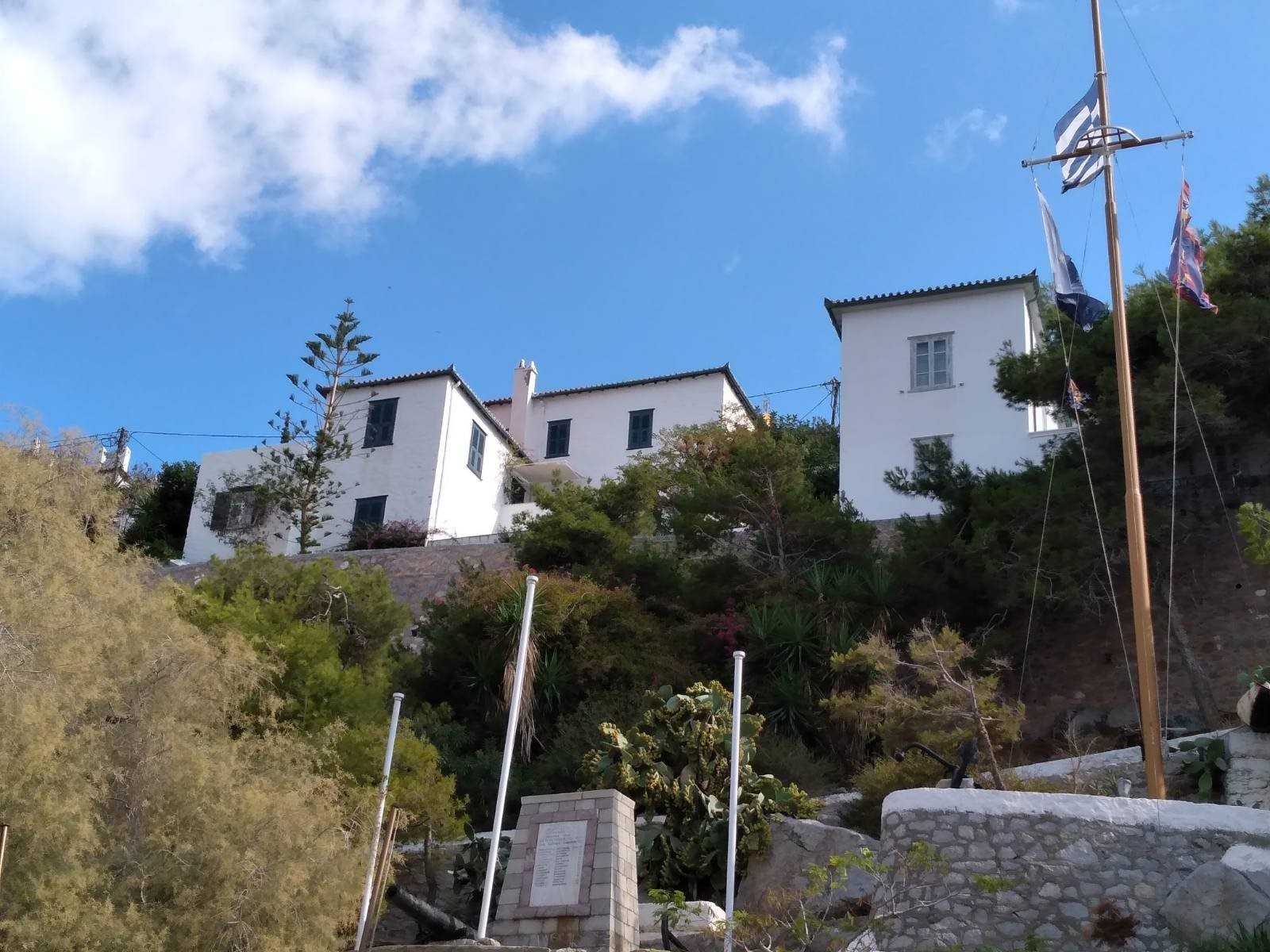 Πλειστηριασμοί: Άλλαξαν χέρια τα «ασημικά» του Δημήτρη Κοντομηνά