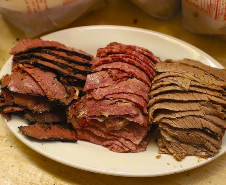 Katz’s: 3 ώρες στο θρυλικό ντελικατέσεν της Νέας Υόρκης όπου κάνουν ουρά για το διάσημο παστράμι