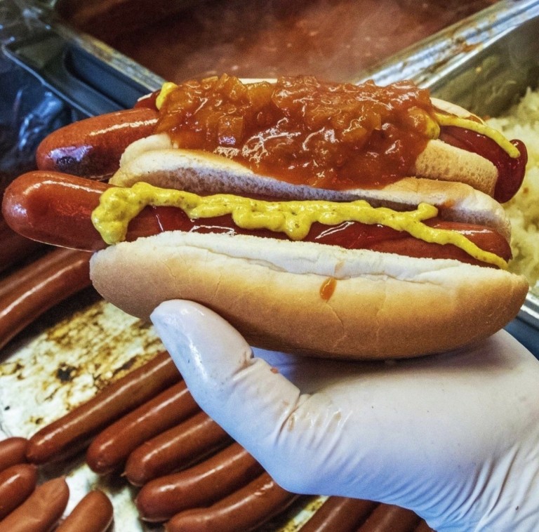 Katz’s: 3 ώρες στο θρυλικό ντελικατέσεν της Νέας Υόρκης όπου κάνουν ουρά για το διάσημο παστράμι