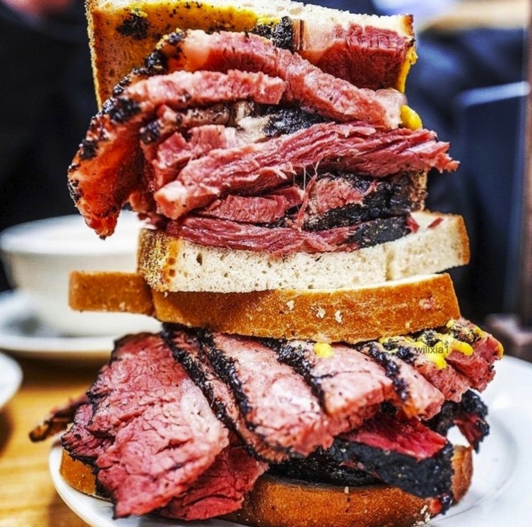 Katz’s: 3 ώρες στο θρυλικό ντελικατέσεν της Νέας Υόρκης όπου κάνουν ουρά για το διάσημο παστράμι