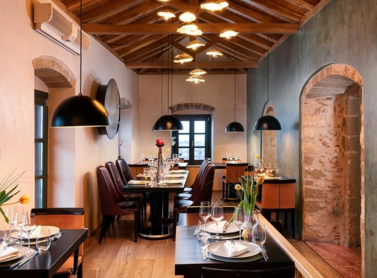 Δωμάτιο με θέα: H Deluxe Suite του Moni Emvasis στη Μονεμβασιά