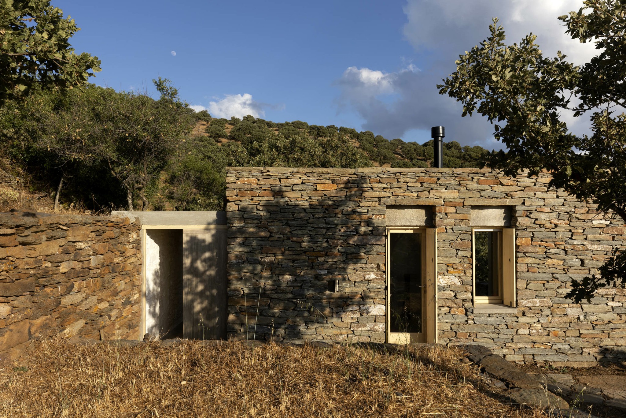 Πώς κτίσματα με ελάχιστα τετραγωνικά μεταμορφώνονται σε εντυπωσιακές κατοικίες