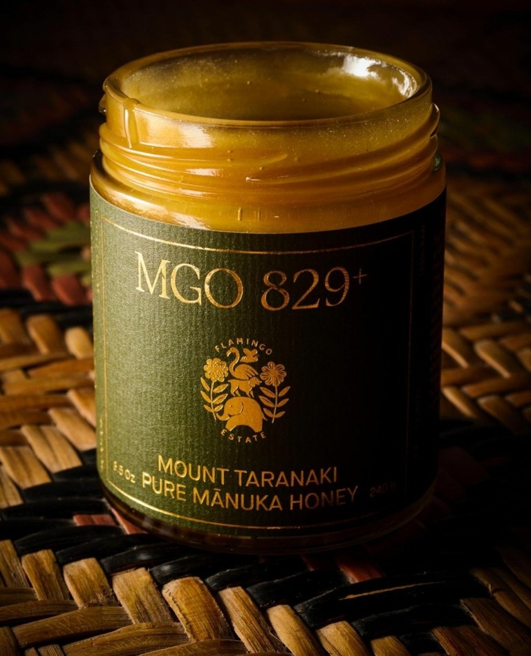 Πώς τα πιο σπάνια μελίσσια στον κόσμο μεταφέρονται με ελικόπτερο στους πρόποδες ενός ηφαιστείου