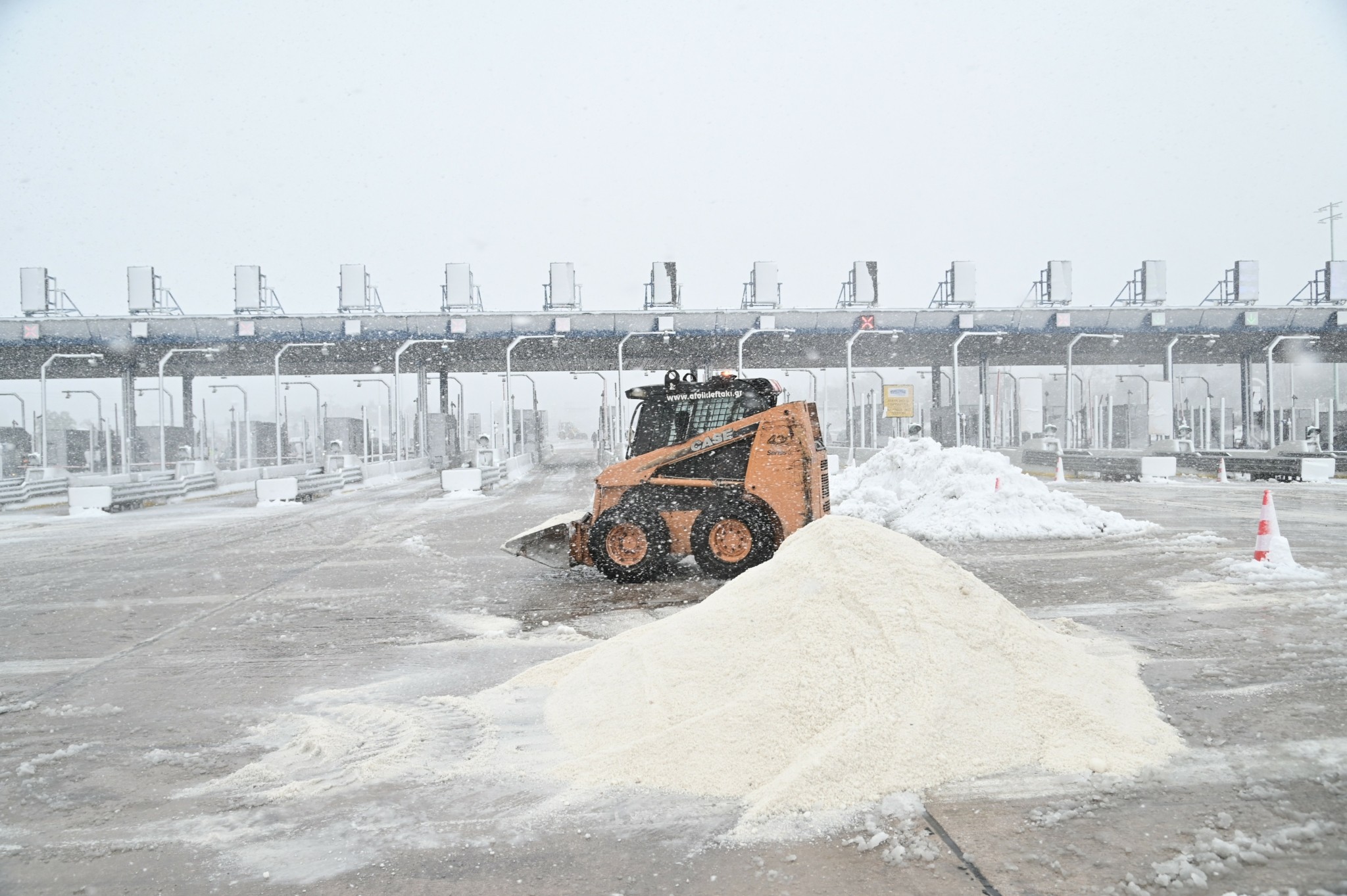 Κακοκαιρία Μπάρμπαρα: Έκλεισε η Εθνική Οδός από την Καλυφτάκη έως τα Οινόφυτα