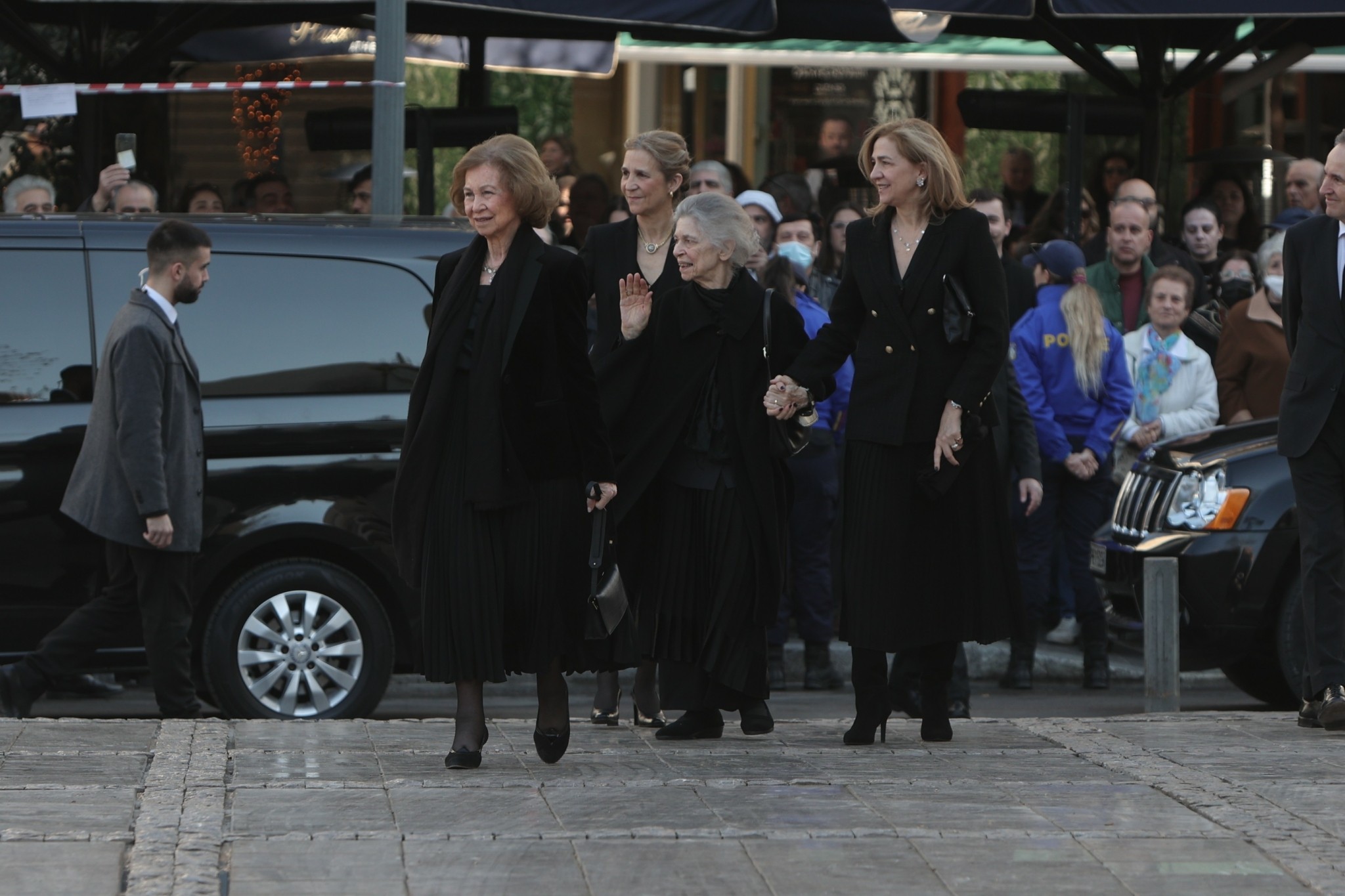 Μνημόσυνο τέως βασιλιά Κωνσταντίνου: «Παρών» από την αδερφή του Σοφία και τον Άδωνι Γεωργιάδη