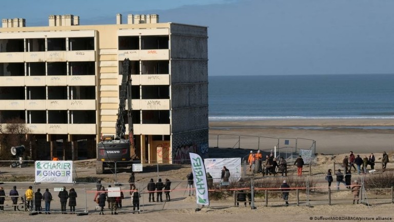 Κλιματική αλλαγή: Η θάλασσα «τρώει» πολυκατοικία στη Γαλλία