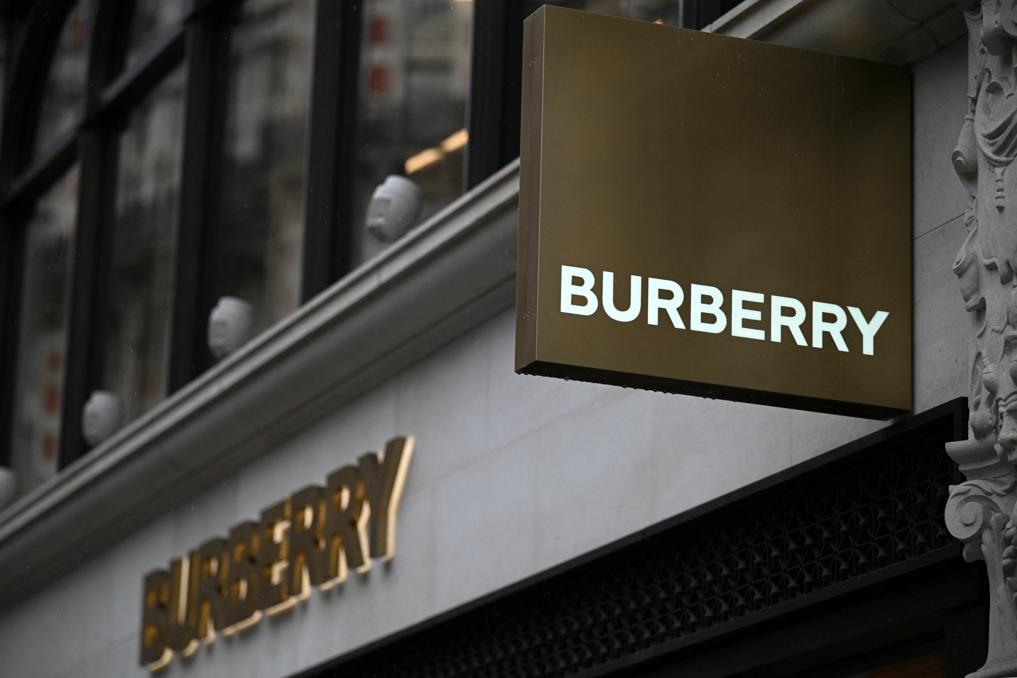 Burberry: Η ιστορία πίσω από ένα brand αξίας δισεκατομμυρίων δολαρίων (twitter pics)