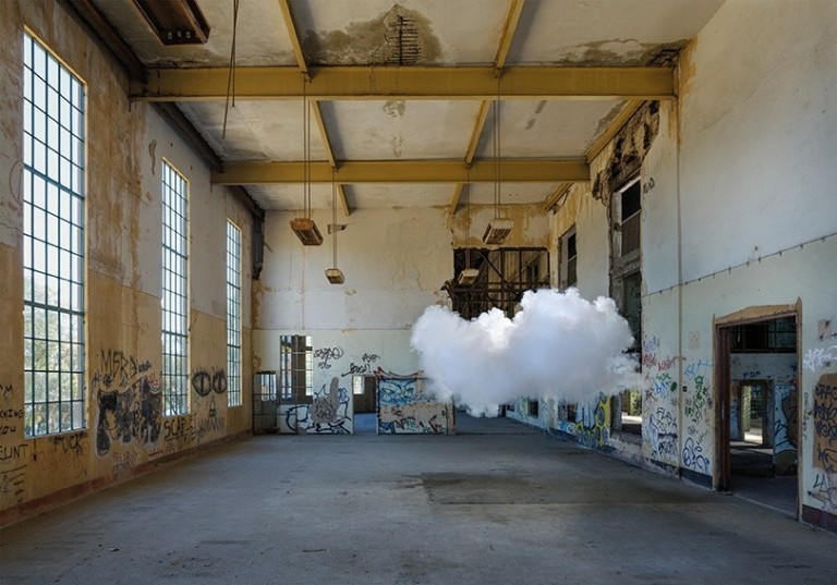 Πώς ένας επίμονος καλλιτέχνης δημιουργεί τέλεια σύννεφα και τα εκθέτει για λίγα δευτερόλεπτα