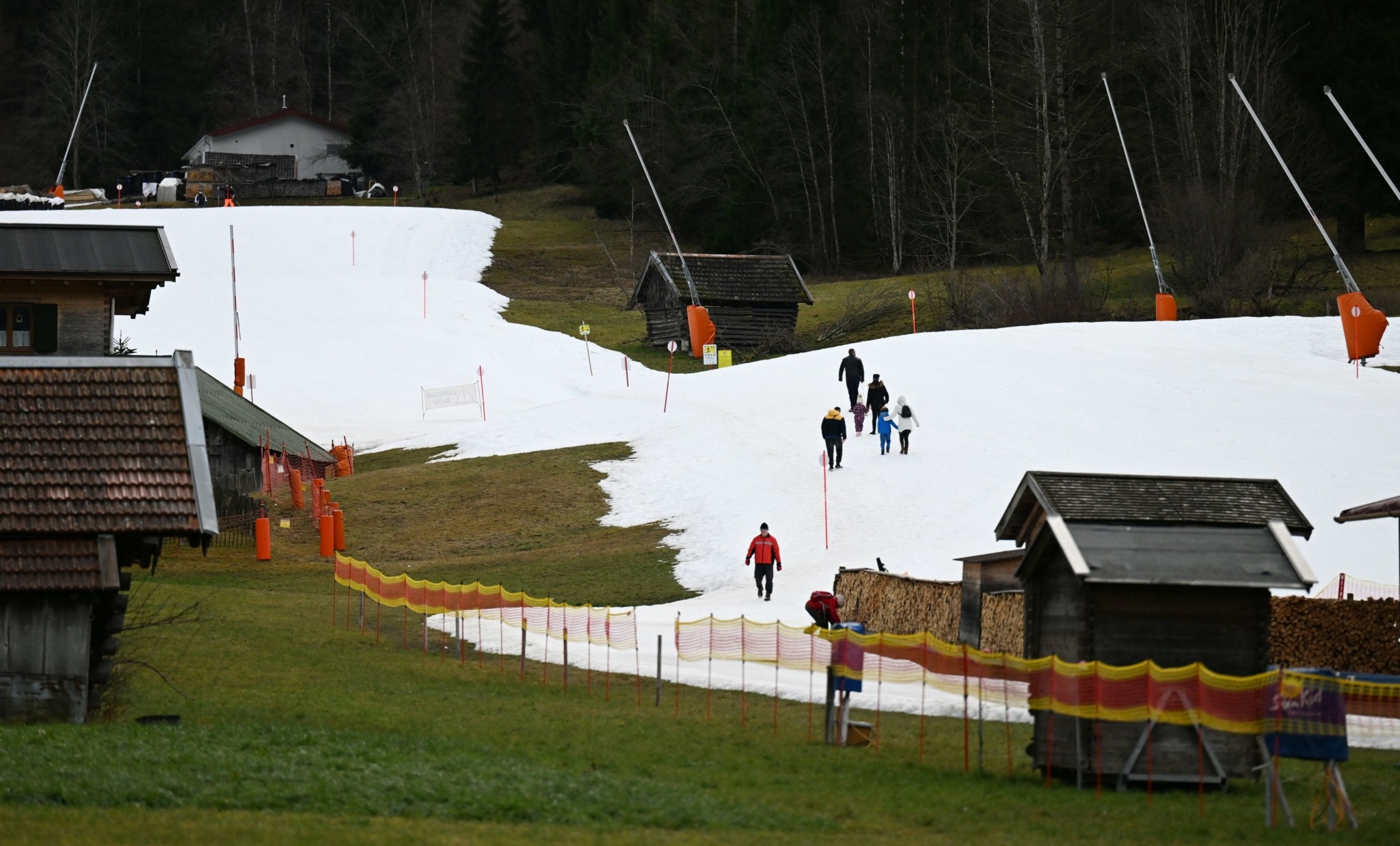 Το λιγότερο χιόνι της ιστορίας στα χιονοδρομικά κέντρα των Αλπεων – Μεταφέρουν χιόνι με ελικόπτερα στις πίστες