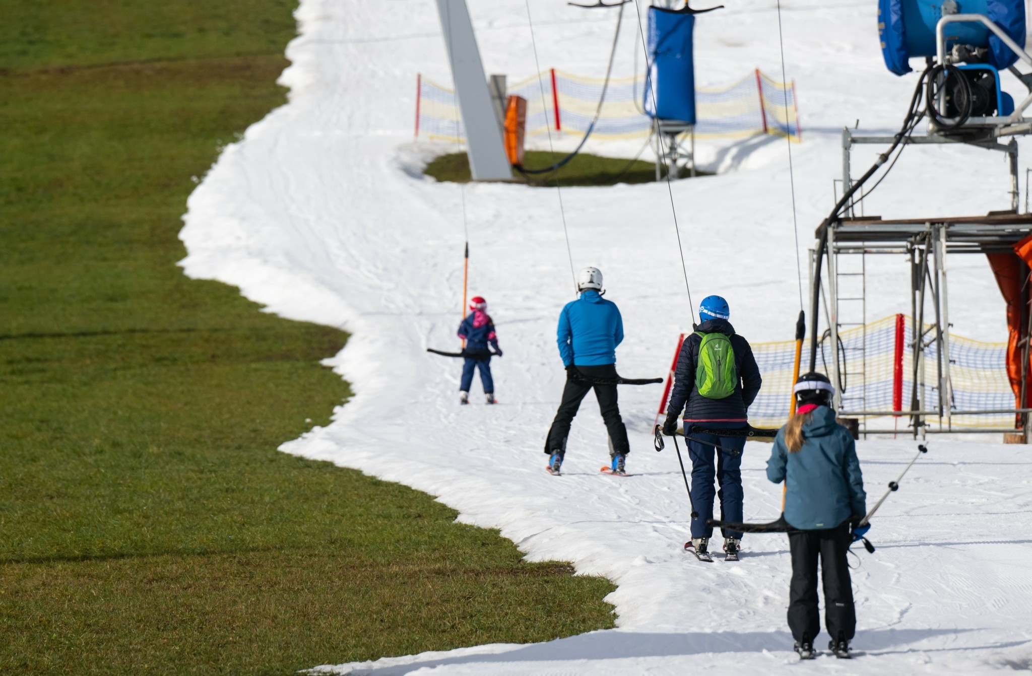 Το λιγότερο χιόνι της ιστορίας στα χιονοδρομικά κέντρα των Αλπεων – Μεταφέρουν χιόνι με ελικόπτερα στις πίστες
