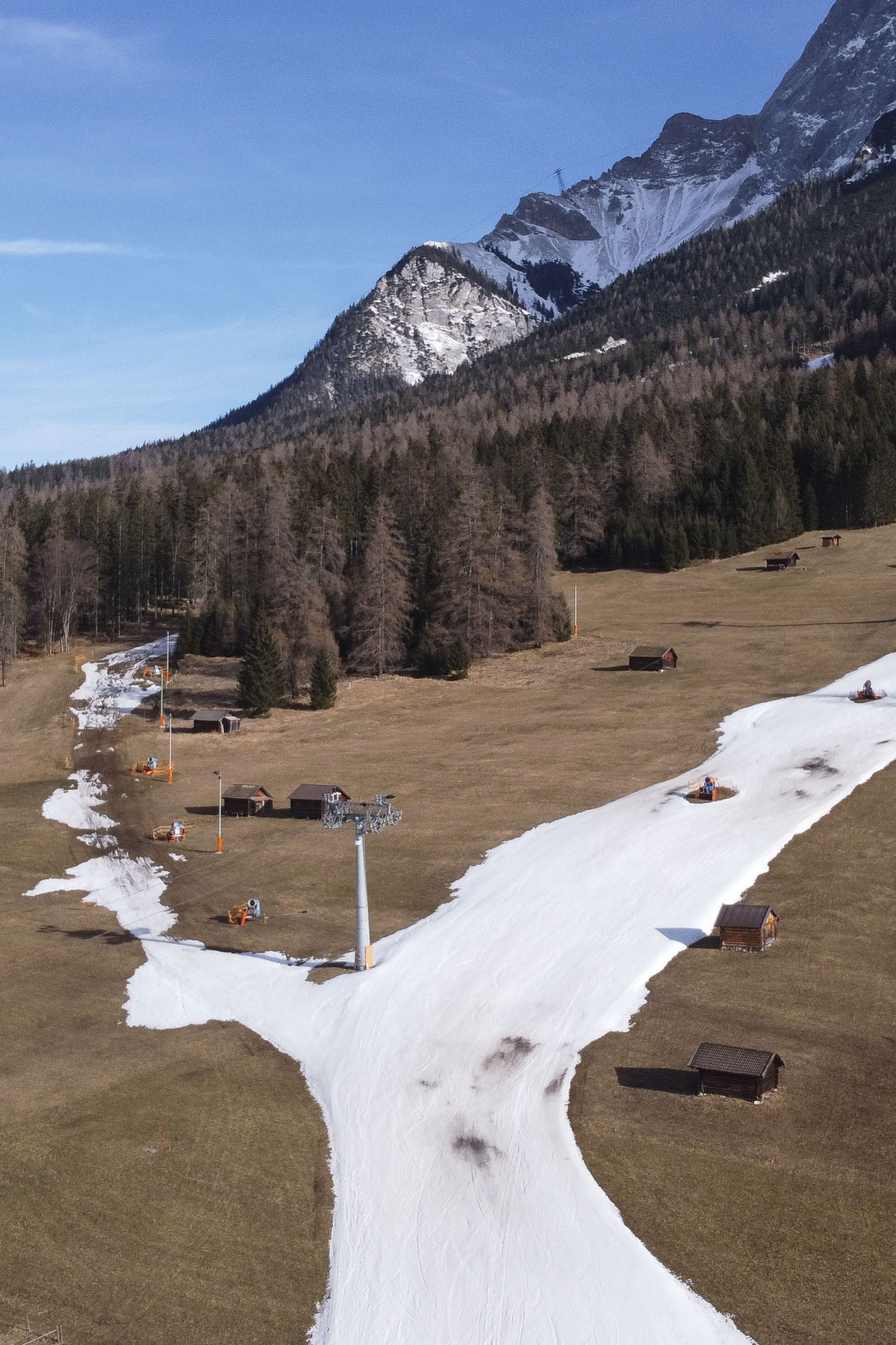 Το λιγότερο χιόνι της ιστορίας στα χιονοδρομικά κέντρα των Αλπεων – Μεταφέρουν χιόνι με ελικόπτερα στις πίστες