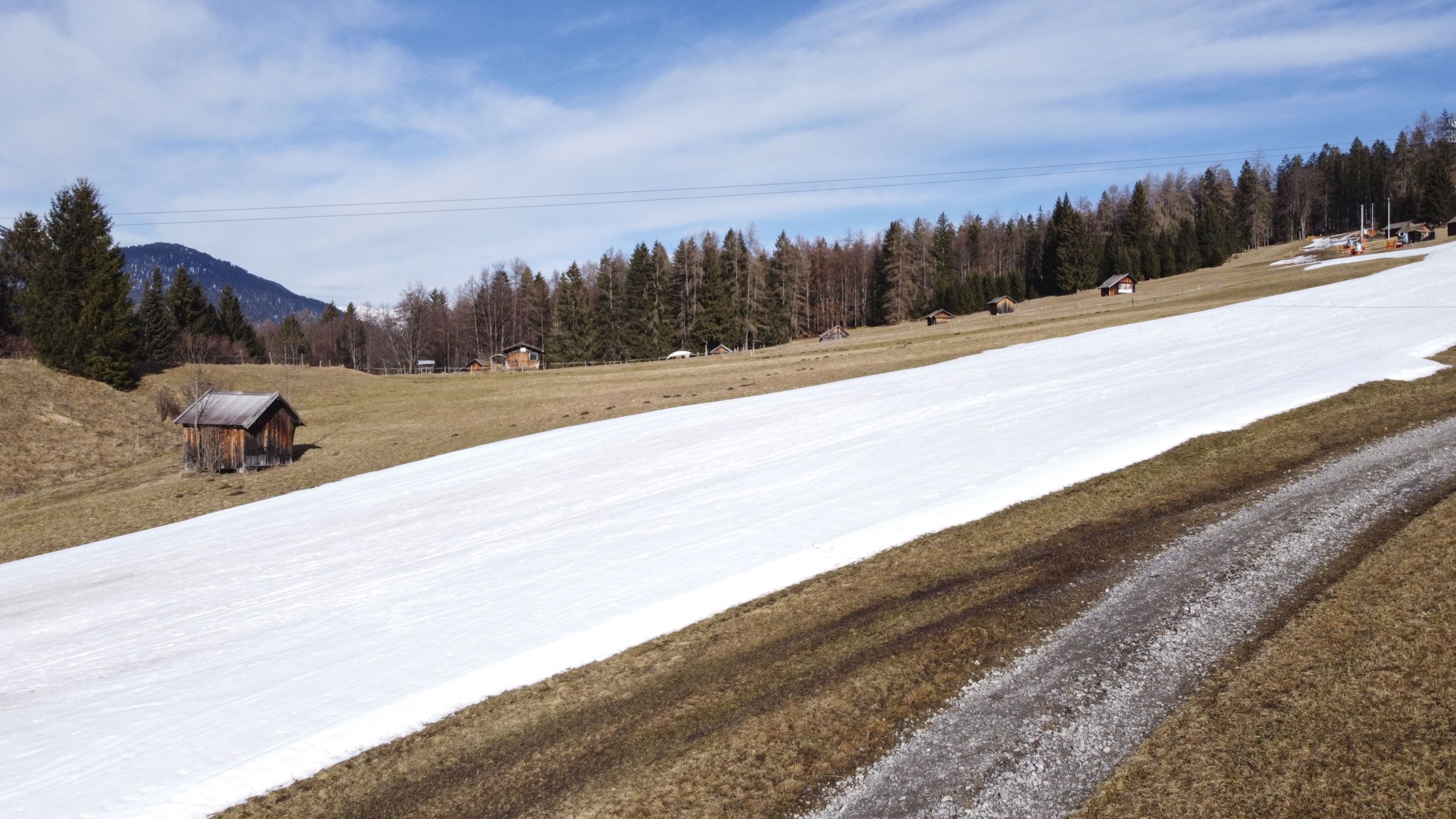 Το λιγότερο χιόνι της ιστορίας στα χιονοδρομικά κέντρα των Αλπεων – Μεταφέρουν χιόνι με ελικόπτερα στις πίστες