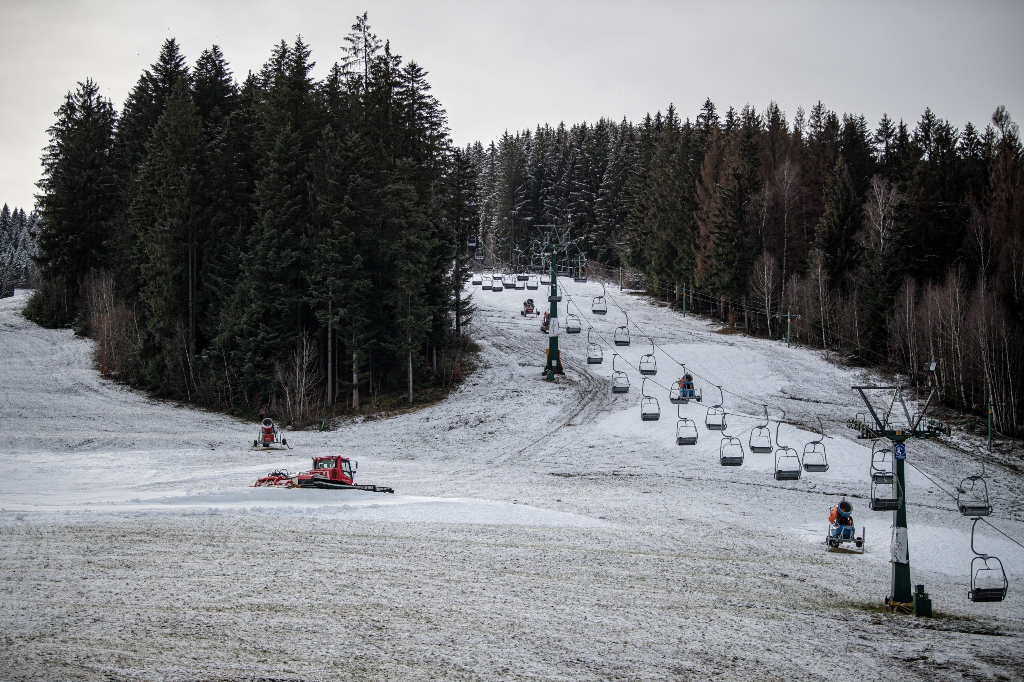 Το λιγότερο χιόνι της ιστορίας στα χιονοδρομικά κέντρα των Αλπεων – Μεταφέρουν χιόνι με ελικόπτερα στις πίστες