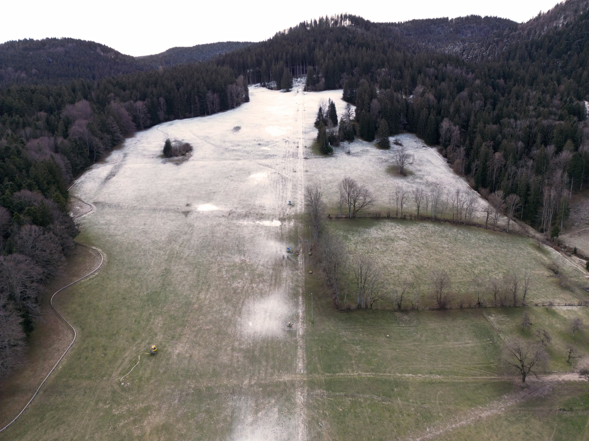 Το λιγότερο χιόνι της ιστορίας στα χιονοδρομικά κέντρα των Αλπεων – Μεταφέρουν χιόνι με ελικόπτερα στις πίστες