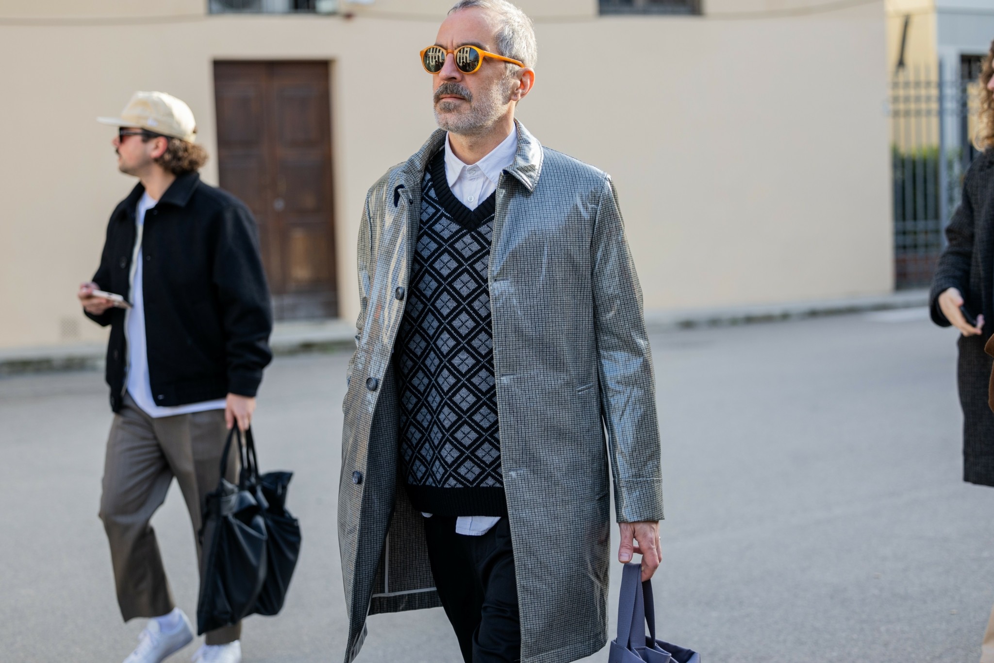 Αυτή είναι η γιορτή του ανδρικού στυλ – Τα πιο “ψαγμένα” και εκκεντρικά ντυσίματα που κάνουν τον γύρο του κόσμου