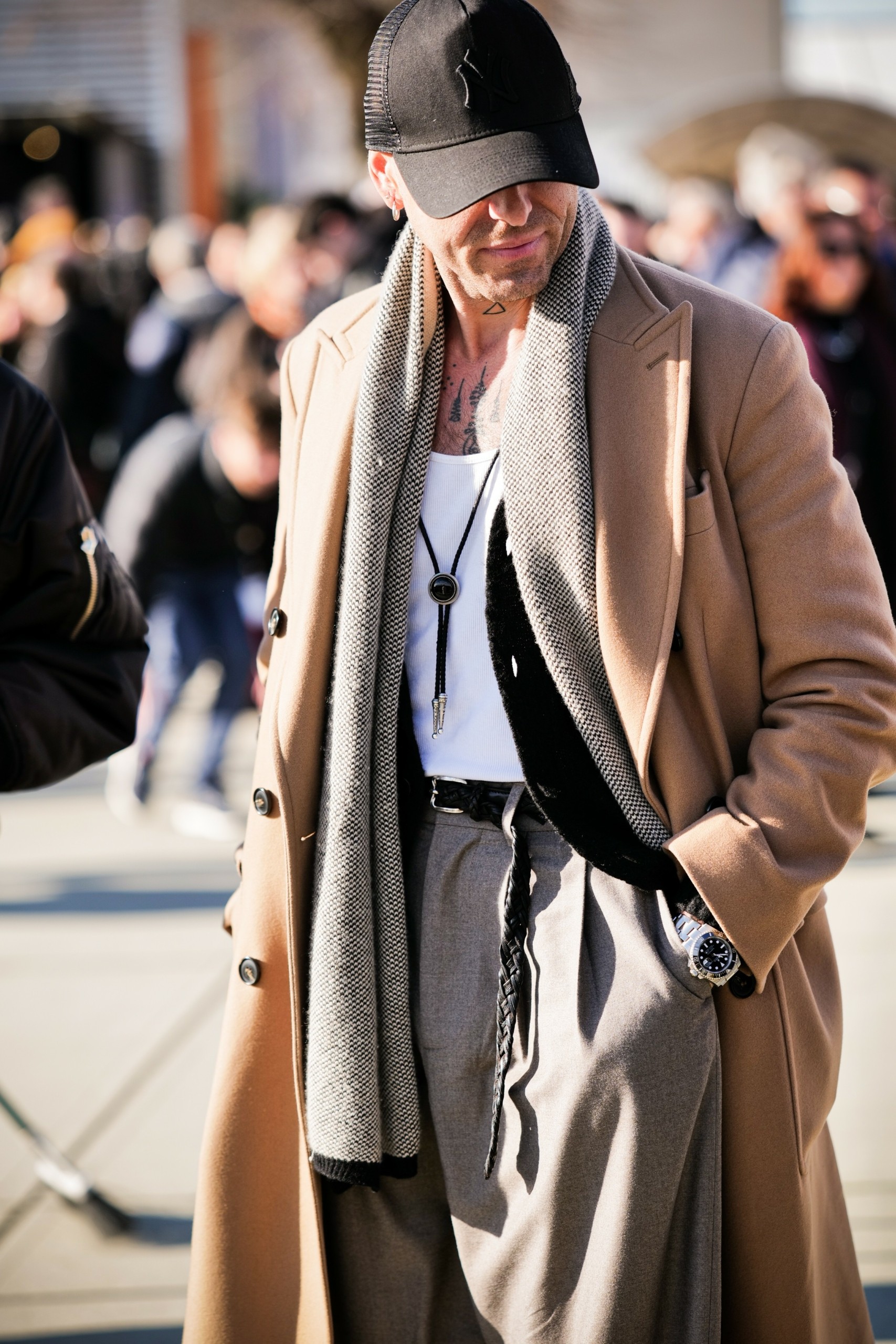 Αυτή είναι η γιορτή του ανδρικού στυλ – Τα πιο “ψαγμένα” και εκκεντρικά ντυσίματα που κάνουν τον γύρο του κόσμου