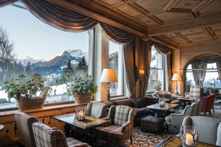 Αξέχαστες ιστορίες από το χιονισμένο Gstaad Palace. Το εμβληματικό ξενοδοχείο που αγαπήθηκε από σταρ, πρίγκιπες και σφύζει από Ελληνες τα Χριστούγεννα