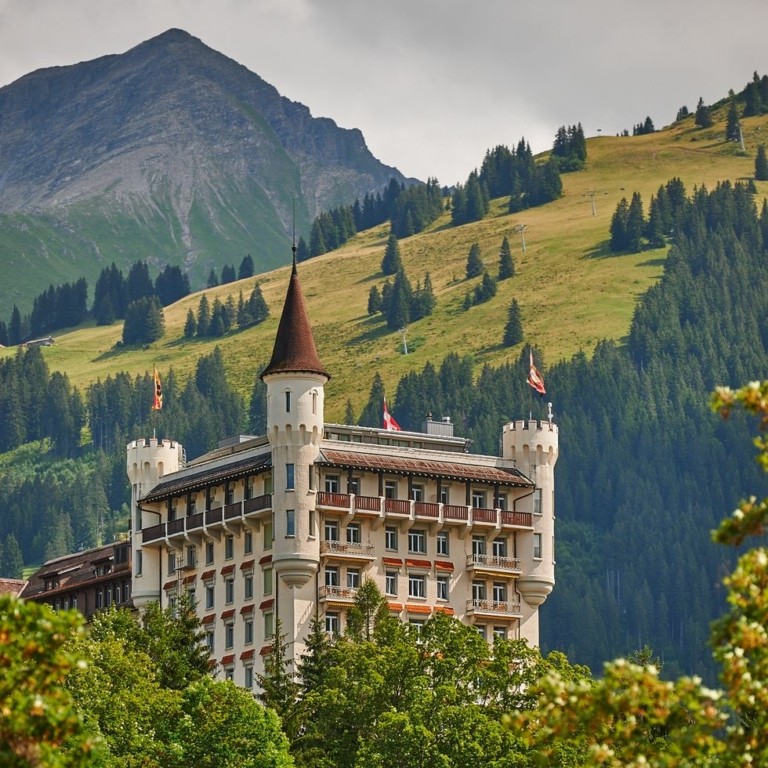 Αξέχαστες ιστορίες από το χιονισμένο Gstaad Palace. Το εμβληματικό ξενοδοχείο που αγαπήθηκε από σταρ, πρίγκιπες και σφύζει από Ελληνες τα Χριστούγεννα