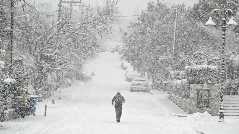 Κακοκαιρία Βarbara: Χιόνια ξανά στην Αττική τις επόμενες ώρες – Ποιες περιοχές θα επηρεαστούν (vids) (upd)