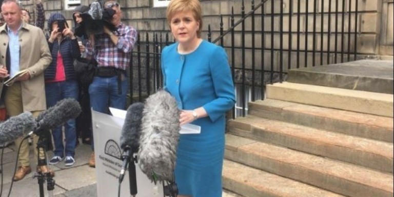 Παραιτήθηκε η πρωθυπουργός της Σκωτίας Νίκολα Στέρτζον