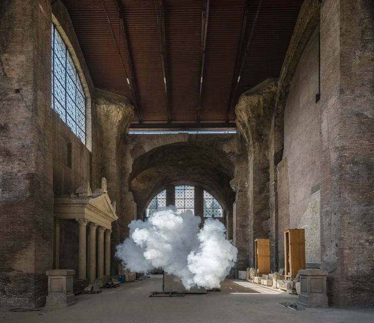 Πώς ένας επίμονος καλλιτέχνης δημιουργεί τέλεια σύννεφα και τα εκθέτει για λίγα δευτερόλεπτα