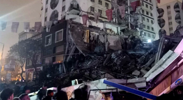 Σεισμός στην Τουρκία: Πρόσθετες ομάδες διάσωσης από Ελλάδα, Βουλγαρία, Κροατία, Τσεχία και Γαλλία