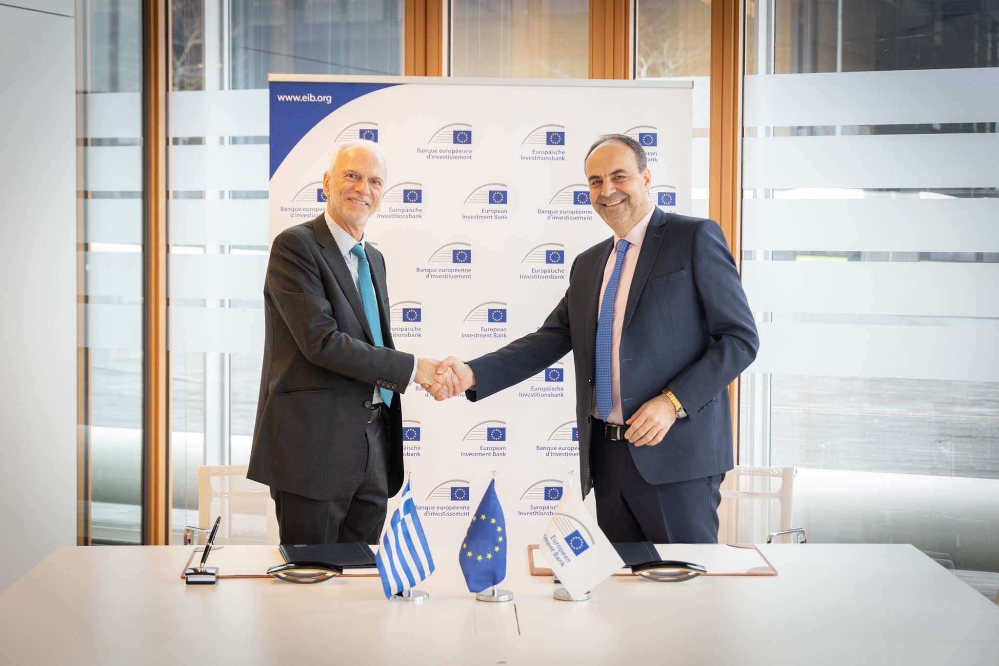 Συμφωνία ΕΤΕπ και Motor Oil Hellas για ανάπτυξη σταθμών φόρτισης ηλεκτρικών οχημάτων και σταθμών υδρογόνου