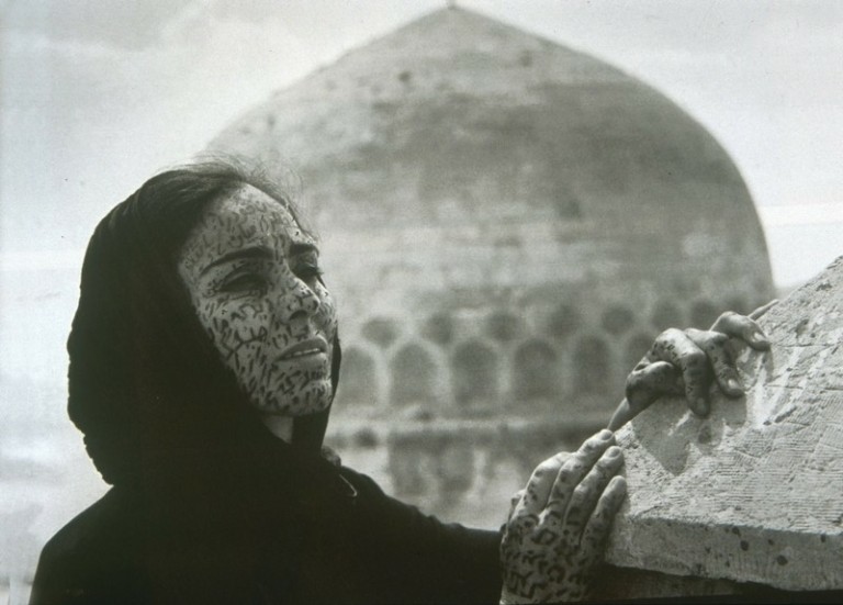 Πρωτοπόρες γυναίκες που άνοιξαν δρόμους: Σιρίν Νεσάτ, η μεγαλύτερη Ιρανή καλλιτέχνιδα