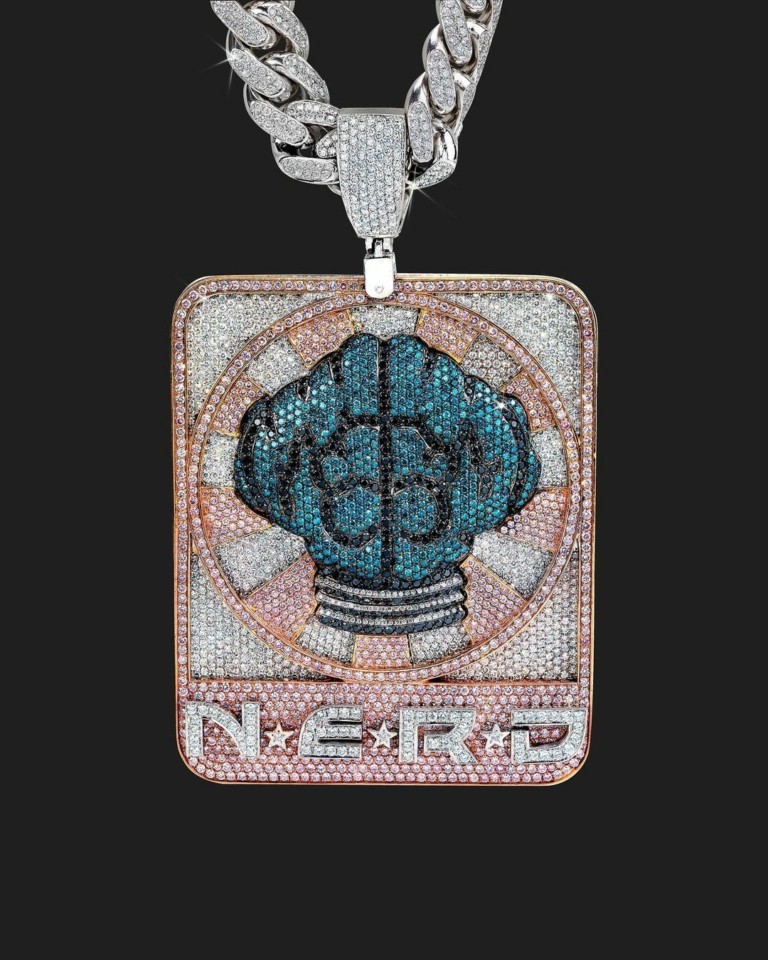 Χρυσές αλυσίδες, σκέιτμπορντ και ένα παλιό Casio στη δημοπρασία προσωπικών αντικειμένων του Pharell Williams με αγοραστές Kim Kardashian και Drake