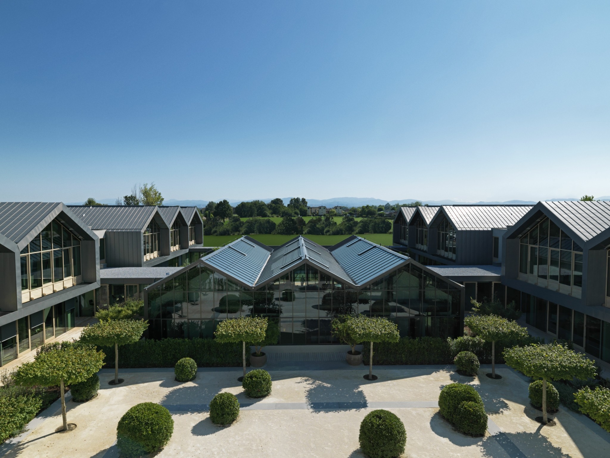 Πώς ένα μοντέρνο, “πράσινο” brand έγινε το κοινό μυστικό των γκουρού της ομορφιάς