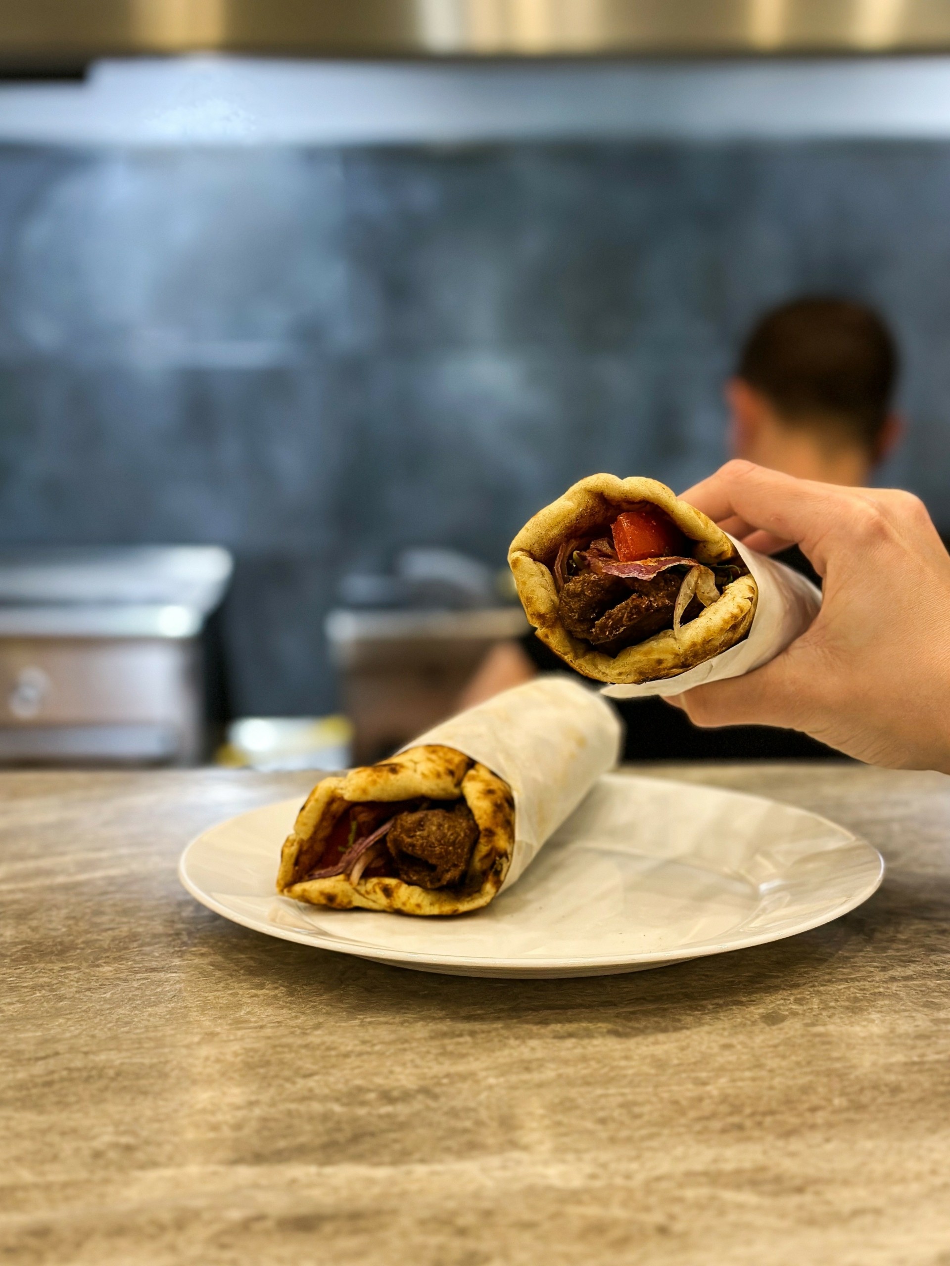 Ωδή στο ελληνικό street food: Τα 5 κορυφαία στο είδος τους σουβλάκια της Αθήνας – Τα συστατικά, η γεύση και τα κρυφά τους ατού