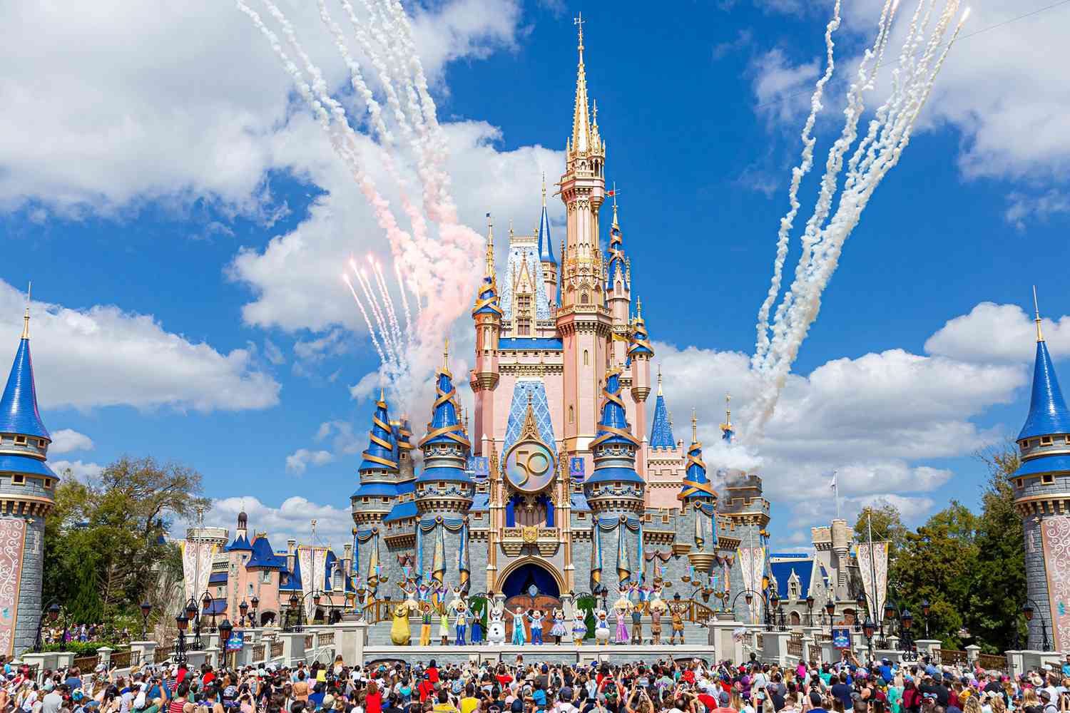 Πώς συνδέονται το «Μαγικό Βασίλειο» της Disney, ο Ρον ΝτεΣάντις και ο Βασιλιάς Κάρολος Γ’