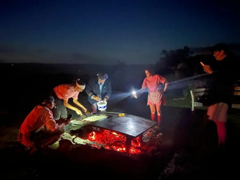 O μαέστρος του ψησίματος – Ο πιο μποέμ σεφ του κόσμου που “παίζει” με 7 διαφορετικές φωτιές