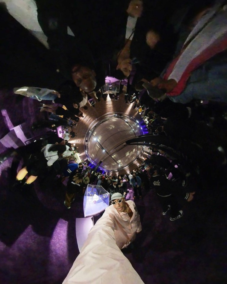 Χρυσές αλυσίδες, σκέιτμπορντ και ένα παλιό Casio στη δημοπρασία προσωπικών αντικειμένων του Pharell Williams με αγοραστές Kim Kardashian και Drake