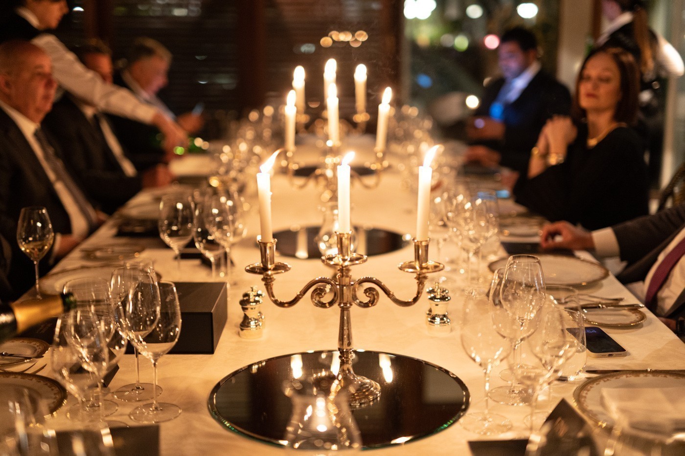 Τι ακριβώς συνέβη σε ένα επικό dinner για 12 μόνο άτομα με τιμή συμμετοχής τα 1.600 ευρώ